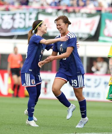 前半、チーム３点目となる得点を決め、日本・長谷川唯（左）の祝福を受ける日本・谷川萌々子（撮影・中田匡峻）