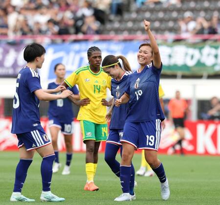 前半、チーム３点目となる得点を決め、拳を突き上げる日本・谷川萌々子（右）（撮影・中田匡峻）