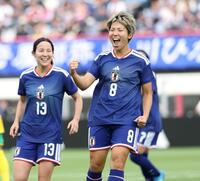 前半、先制ゴールを決めた清家貴子（右）＝撮影・中田匡峻