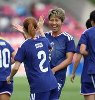 前半、先制ゴールを決め、日本・清水梨紗（２）とタッチを交わす日本・清家貴子（撮影・中田匡峻）