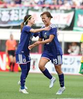 前半、チーム３点目となる得点を決め、日本・長谷川唯（左）の祝福を受ける日本・谷川萌々子（撮影・中田匡峻）