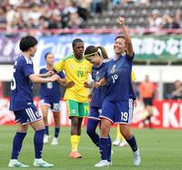 前半、チーム３点目となる得点を決め、拳を突き上げる日本・谷川萌々子（右）（撮影・中田匡峻）