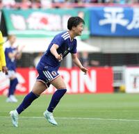 後半、２ゴール目を決め、駆け出す日本・藤野あおば（撮影・中田匡峻）
