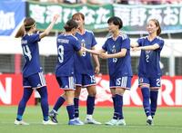 後半、チーム４点目となる得点を決め、イレブンとタッチを交わす日本・藤野あおば（右から２人目）＝撮影・中田匡峻