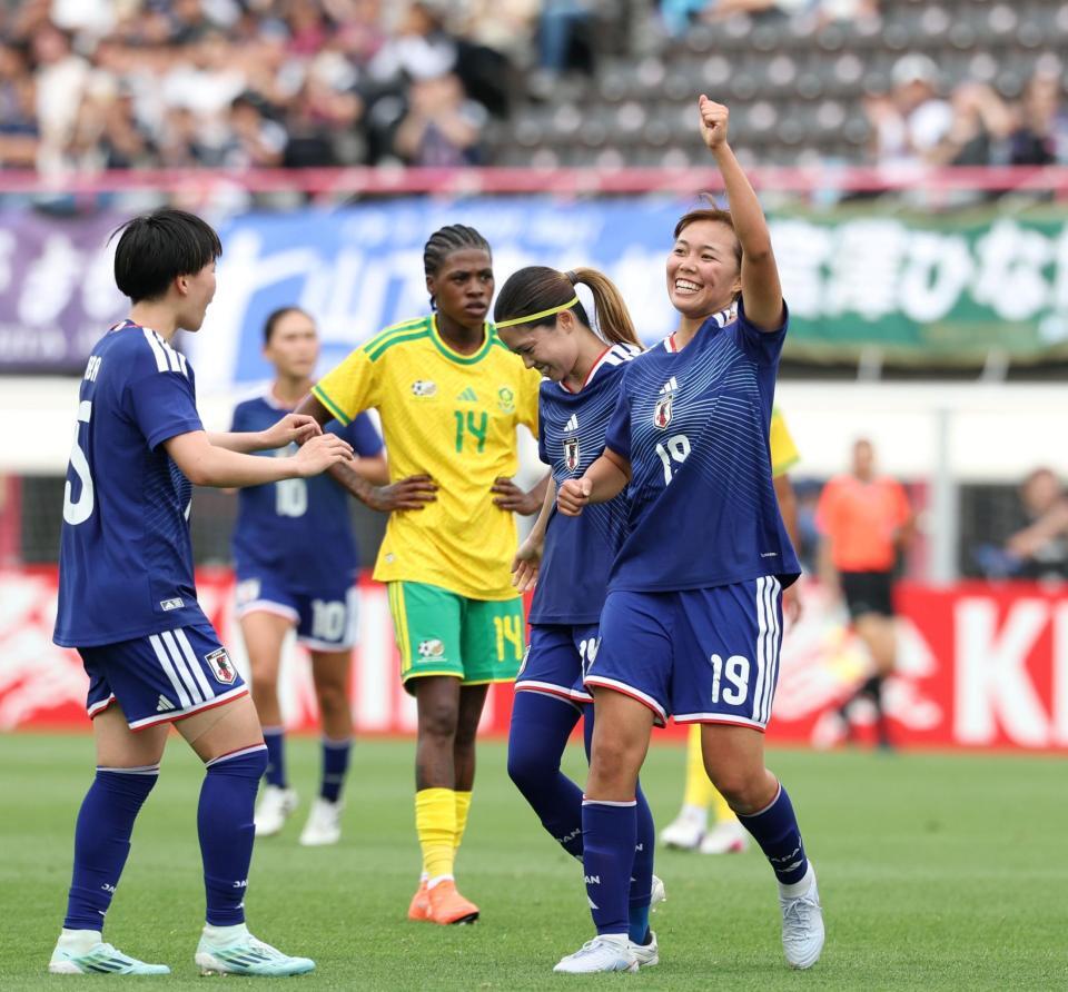 前半、チーム３点目となる得点を決め、拳を突き上げる日本・谷川萌々子（右）（撮影・中田匡峻）