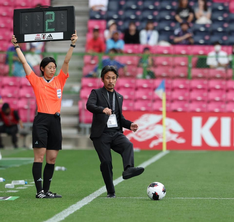 前半、ピッチへボールを蹴る日本・狩野倫久監督（撮影・中田匡峻）