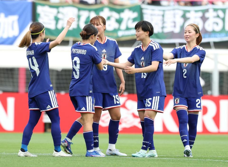 後半、チーム４点目となる得点を決め、イレブンとタッチを交わす日本・藤野あおば（右から２人目）＝撮影・中田匡峻