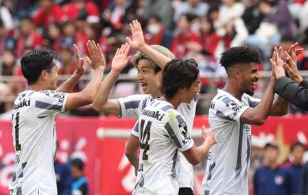 　優勝を決めて喜ぶ武藤（左）と喜ぶ大迫