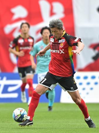 　福島-琉球　前半、攻め込む福島・三浦＝とうスタ