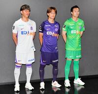 来季の新ユニホームを着用した左から山崎、東、大内(撮影・畠山賢大）