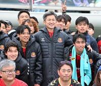47歳になった元サッカー日本代表が渋すぎる ポケットに手を突っ込ん