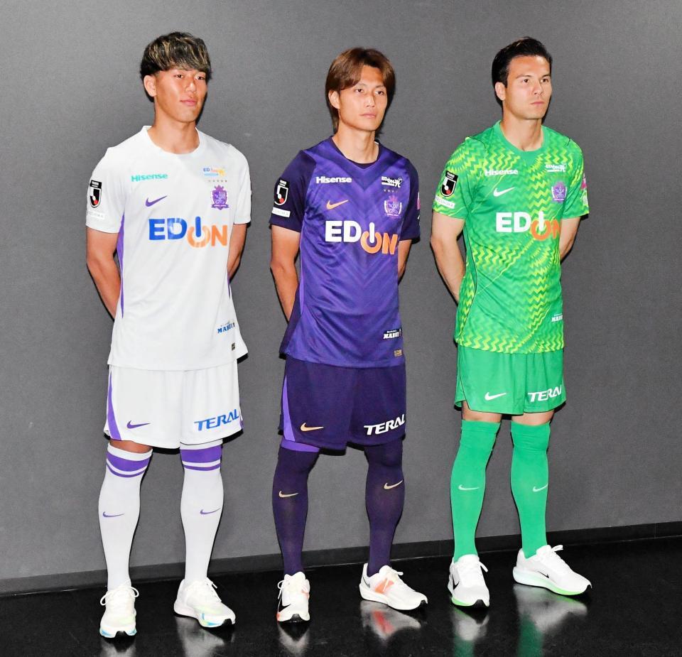 来季の新ユニホームを着用した左から山崎、東、大内(撮影・畠山賢大）