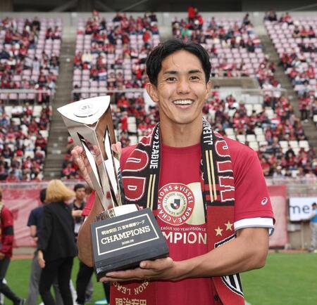 ６日に優勝を決めて笑顔を見せる神戸・武藤嘉紀（撮影・佐々木彰尚）