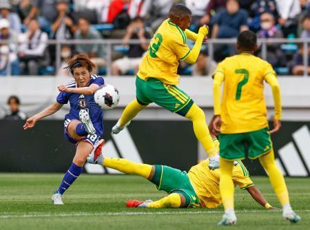 　日本-南アフリカ　前半、ゴールを狙う林＝堺市立サッカー・ナショナルトレーニングセンター