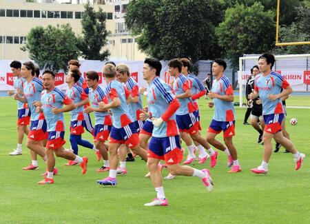 メキシコ・モンテレイでの事前合宿トレーニング１日目、先頭でランニングを引っ張る長友佑都＝６月３日