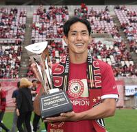 ６日に優勝を決めて笑顔を見せる神戸・武藤嘉紀（撮影・佐々木彰尚）