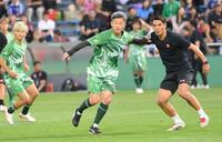 槙野智章監督（右）と競り合うＪ２・Ｊ３東Ｂの三浦知良（撮影・持木克友）