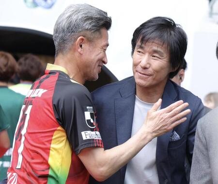 Ｊリーグオールスター　ＤＡＺＮカップで中山雅史氏（右）と再会したＪ２・Ｊ３　ＥＡＳＴ-Ｂの三浦知良（中央）＝撮影・吉澤敬太