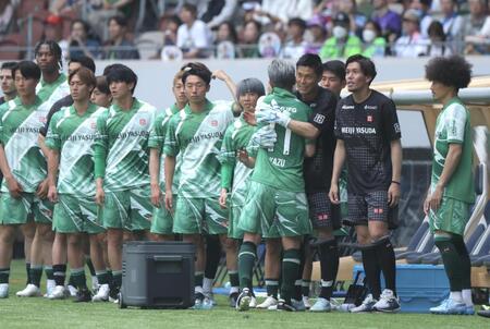 交代し、ＧＫ川島らベンチの選手、スタッフ全員と抱き合うＪ２・Ｊ３　ＥＡＳＴ-Ｂの三浦知良（撮影・吉澤敬太）