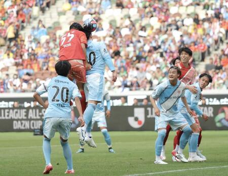 Ｊリーグオールスター　ＤＡＺＮカップＪ２・Ｊ３ＥＡＳＴ-Ａ戦のＣＫ時、手を繋いでぐるぐる回っていたＪ１ＥＡＳＴの植田直通がヘディングシュートを放つもゴールならず＝ＭＵＦＧスタジアム（撮影・吉澤敬太）