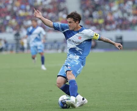 クロスを上げるＪ１ＷＥＳＴの酒井高徳（撮影・吉澤敬太）
