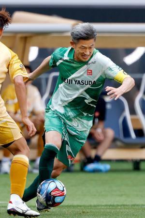 　５、６位決定戦、Ｊ２・Ｊ３東Ｂ-Ｊ２・Ｊ３西Ａ　攻め込むＪ２・Ｊ３東Ｂの三浦＝ＭＵＦＧ国立