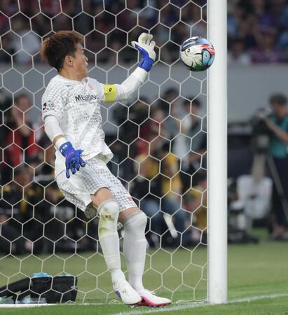 ３位４位決定戦のＰＫ戦で、Ｊ１ＷＥＳＴ・香川真司のＰＫを止めるＪ１ＥＡＳＴのＧＫ西川周作（撮影・吉澤敬太）