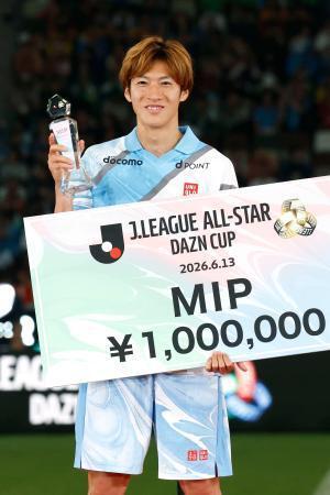 　決勝でゴールを決め、ＭＩＰに選ばれたＪ２・Ｊ３東Ａの土居＝ＭＵＦＧ国立