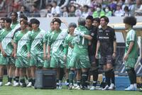 交代し、ＧＫ川島らベンチの選手、スタッフ全員と抱き合うＪ２・Ｊ３　ＥＡＳＴ-Ｂの三浦知良（撮影・吉澤敬太）