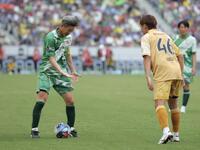 Ｊリーグオールスター　ＤＡＺＮカップ５、６位決定戦相手に飛び込んで来い！とアピールするＪ２・Ｊ３　ＥＡＳＴ-Ｂの三浦知良（左）＝ＭＵＦＧスタジアム（撮影・吉澤敬太）