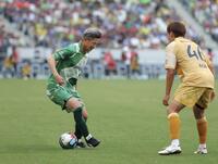 Ｊリーグオールスター　ＤＡＺＮカップ５、６位決定戦シザースを見せるＪ２・Ｊ３　ＥＡＳＴ-Ｂの三浦知良（左）＝ＭＵＦＧスタジアム（撮影・吉澤敬太）