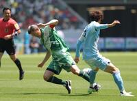果敢に競り合うＪ２・Ｊ３　ＥＡＳＴーＢの三浦知良（左）＝撮影・吉澤敬太