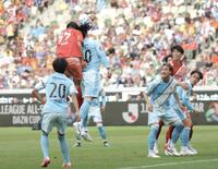 Ｊリーグオールスター　ＤＡＺＮカップＪ２・Ｊ３ＥＡＳＴ-Ａ戦のＣＫ時、手を繋いでぐるぐる回っていたＪ１ＥＡＳＴの植田直通がヘディングシュートを放つもゴールならず＝ＭＵＦＧスタジアム（撮影・吉澤敬太）