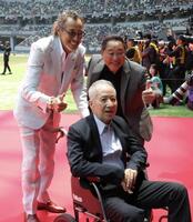 Ｊリーグオールスター　ＤＡＺＮカップで笑顔を見せる木村和司氏（中央）、ラモス瑠偉氏、松木安太郎氏（撮影・吉澤敬太）