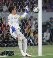 ３位４位決定戦のＰＫ戦で、Ｊ１ＷＥＳＴ・香川真司のＰＫを止めるＪ１ＥＡＳＴのＧＫ西川周作（撮影・吉澤敬太）