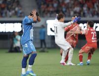 ＰＫをＧＫ西川周作（中央）に止めまれ、頭を抱えるＪ１ＷＥＳＴの香川真司（撮影・吉澤敬太）