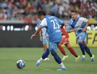 ＰＫを決めるＪ１ＷＥＳＴの香川真司（撮影・吉澤敬太）
