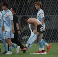 優勝し喜ぶＪ２・Ｊ３　ＥＡＳＴ-Ａの歓喜の輪が溶けると、裸の田中パウロ淳一が現れ、悲鳴をあげながら服を着る（撮影・吉澤敬太）