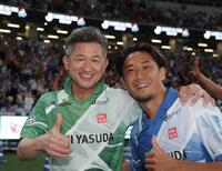 試合後、笑顔で肩を組む三浦知良（左）と香川真司（撮影・吉澤敬太）