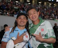 試合後、肩を組む三浦知良（右）と田中パウロ淳一（撮影・吉澤敬太）