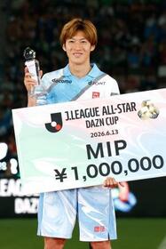 　決勝でゴールを決め、ＭＩＰに選ばれたＪ２・Ｊ３東Ａの土居＝ＭＵＦＧ国立