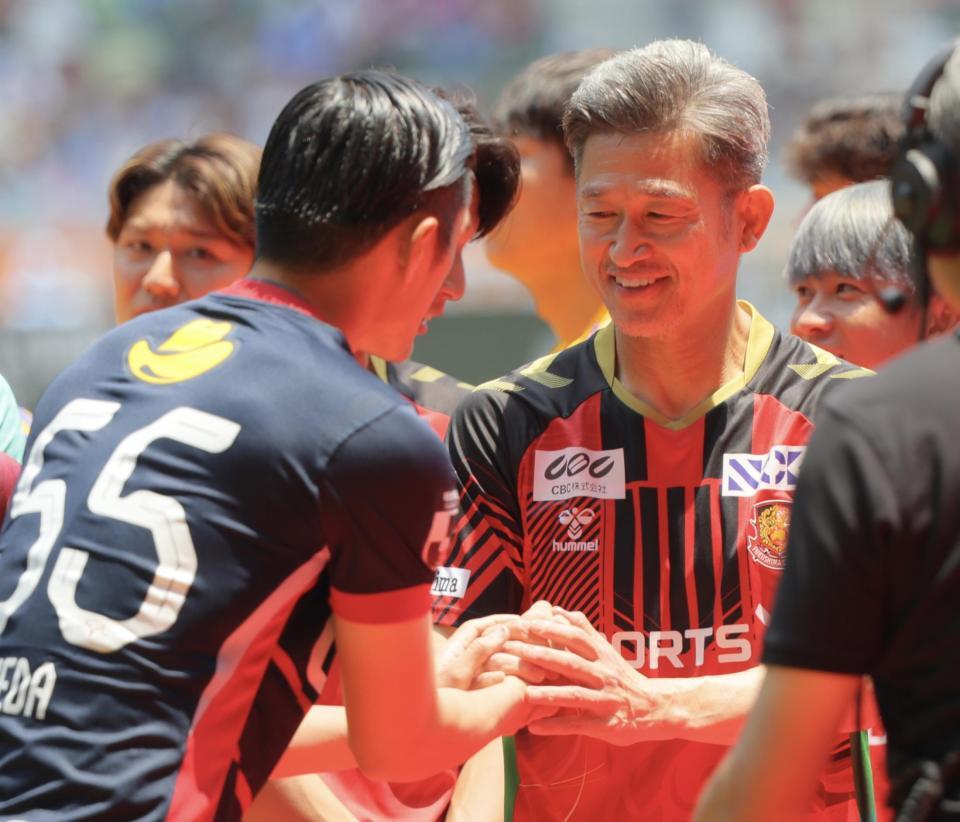 Ｊリーグオールスター　ＤＡＺＮカップで植田直通（左）と握手するＪ２・Ｊ３　ＥＡＳＴ-Ｂの三浦知良