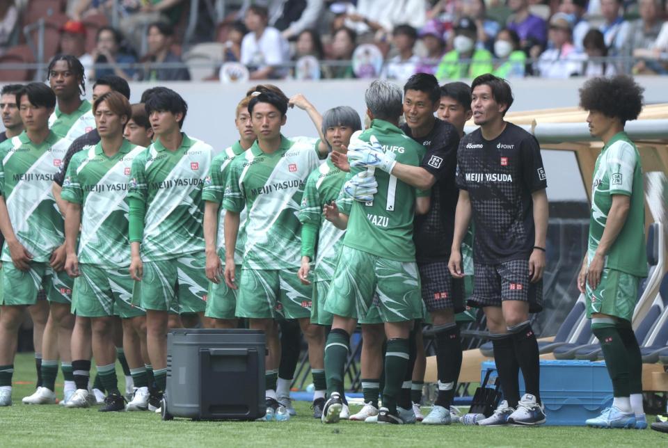 交代し、ＧＫ川島らベンチの選手、スタッフ全員と抱き合うＪ２・Ｊ３　ＥＡＳＴ-Ｂの三浦知良（撮影・吉澤敬太）