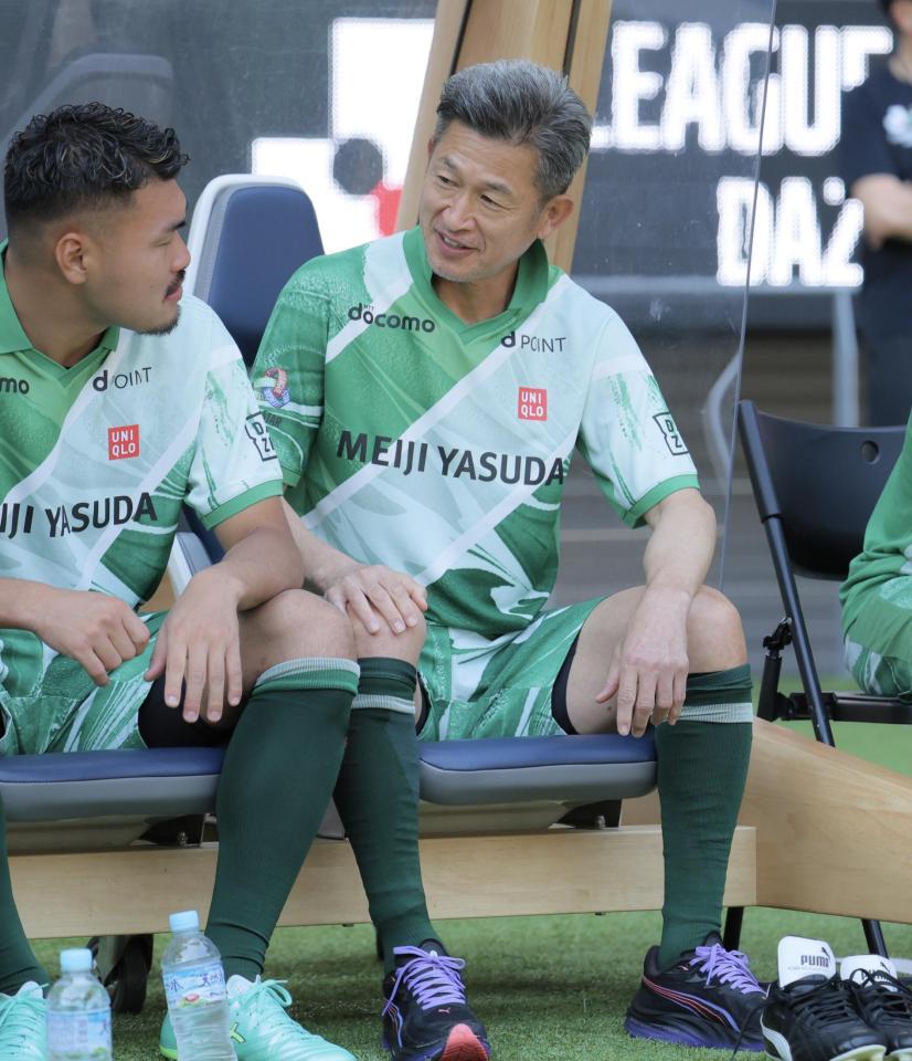 ２試合目はベンチスタートとなったＪ２・Ｊ３　ＥＡＳＴ-Ｂの三浦知良（撮影・吉澤敬太）