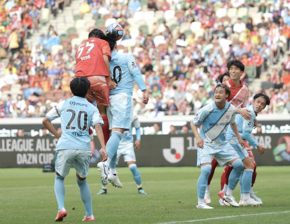 Ｊリーグオールスター　ＤＡＺＮカップＪ２・Ｊ３ＥＡＳＴ-Ａ戦のＣＫ時、手を繋いでぐるぐる回っていたＪ１ＥＡＳＴの植田直通がヘディングシュートを放つもゴールならず＝ＭＵＦＧスタジアム（撮影・吉澤敬太）