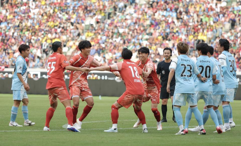 Ｊ２・Ｊ３　ＥＡＳＴ-Ａ戦のＣＫ時、手を繋いでぐるぐる回り相手を撹乱するＪ１ＥＡＳＴの選手（撮影・吉澤敬太）