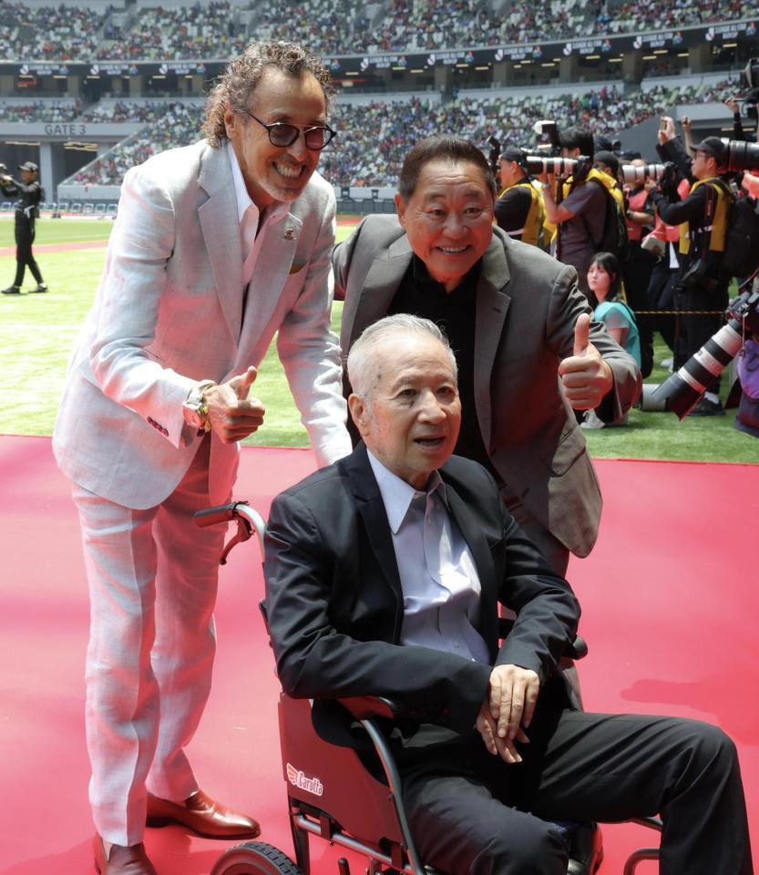Ｊリーグオールスター　ＤＡＺＮカップで笑顔を見せる木村和司氏（中央）、ラモス瑠偉氏、松木安太郎氏（撮影・吉澤敬太）