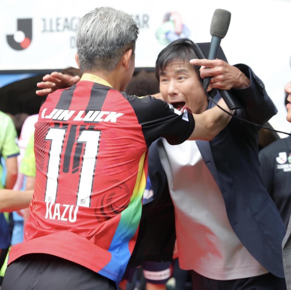 Ｊリーグオールスター　ＤＡＺＮカップで中山雅史氏（右）と再会したＪ２・Ｊ３　ＥＡＳＴ-Ｂの三浦知良（中央）＝撮影・吉澤敬太