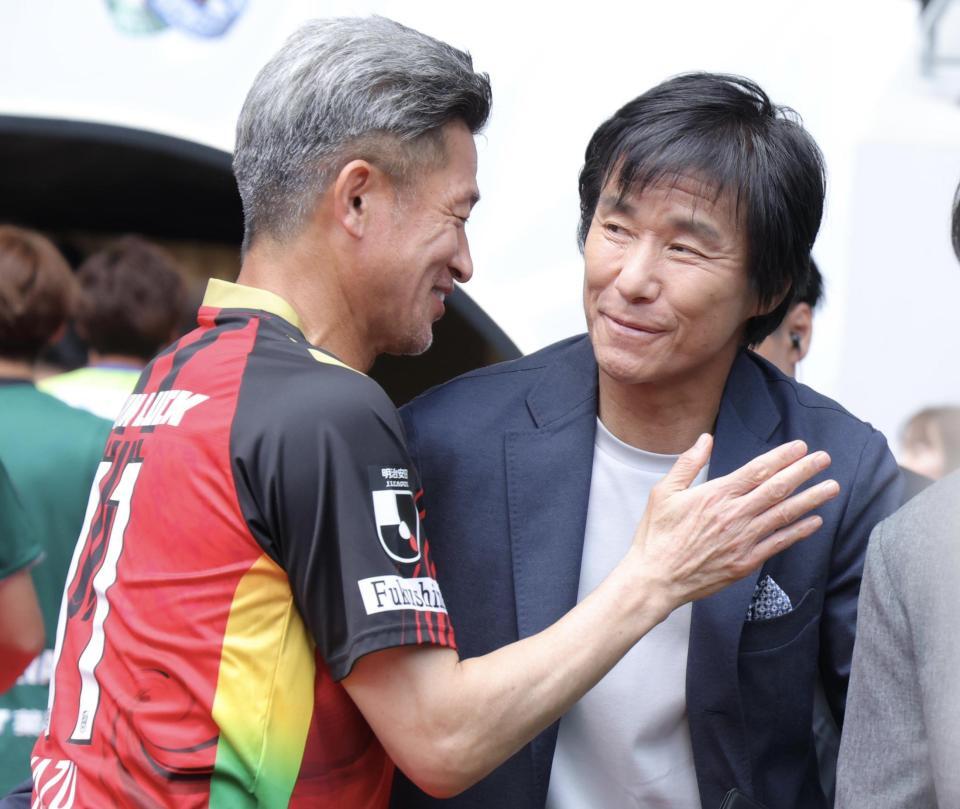 Ｊリーグオールスター　ＤＡＺＮカップで中山雅史氏（右）と再会したＪ２・Ｊ３　ＥＡＳＴ-Ｂの三浦知良（中央）＝撮影・吉澤敬太