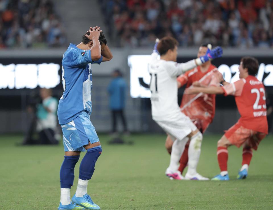 ＰＫをＧＫ西川周作（中央）に止めまれ、頭を抱えるＪ１ＷＥＳＴの香川真司（撮影・吉澤敬太）